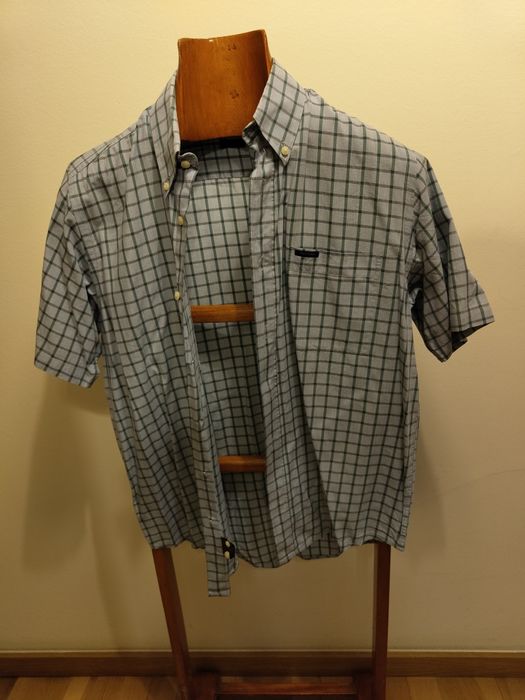 Camisas de várias marcas