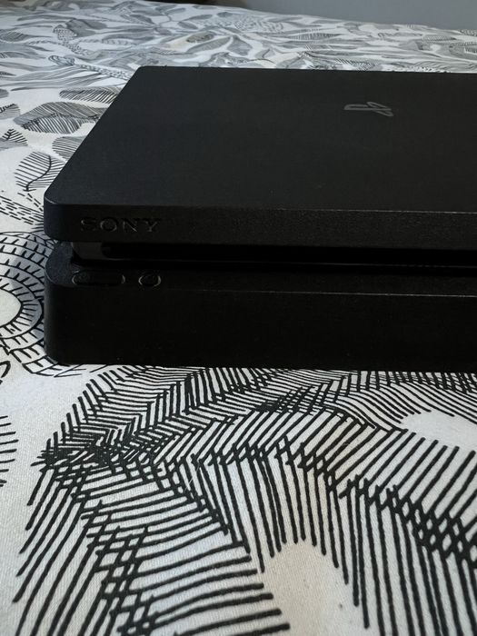 PS4 Slim 1T + DualShock + Jogos