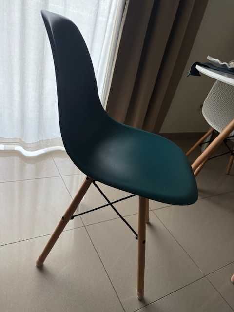 MESA SKLUM + 4 CADEIRAS - COM MARCAS