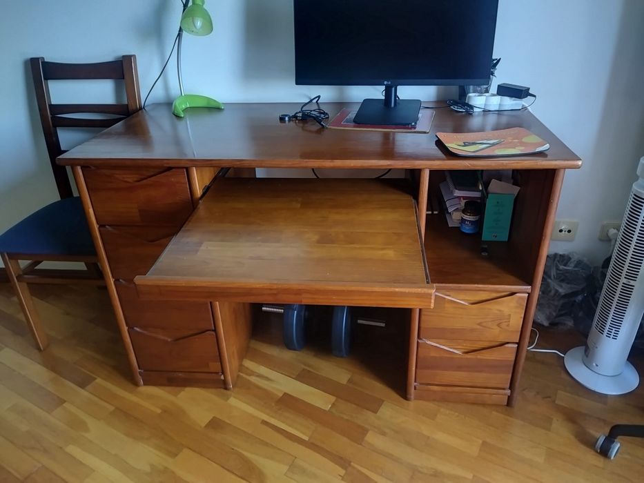 Conjunto 3 móveis em madeira maciça (secretária + sofá-cama + cómoda)