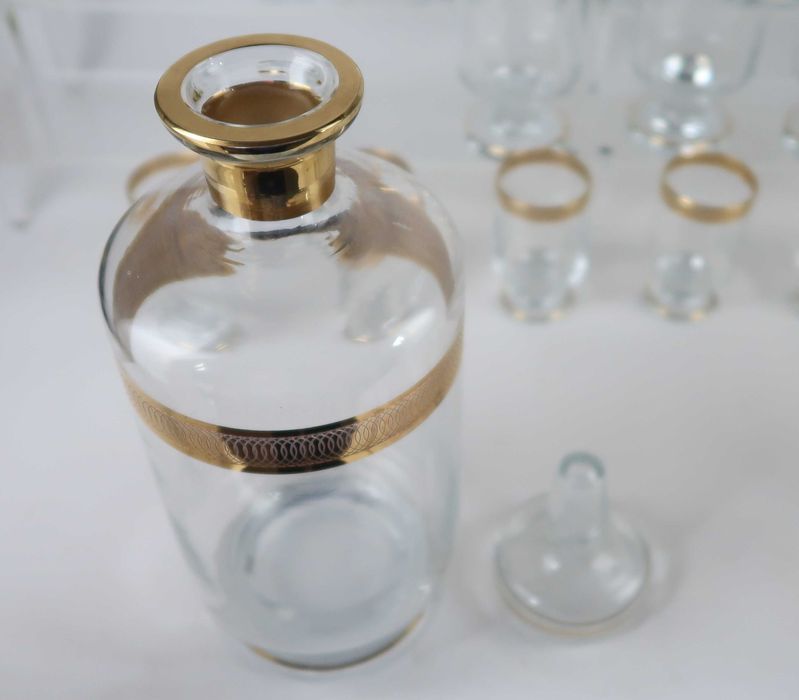 Garrafa com 17 copos em cristal - rebordo dourado