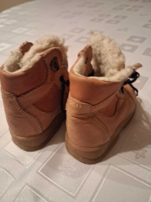 Buty dziecięce w naturalnym kolorze skóry