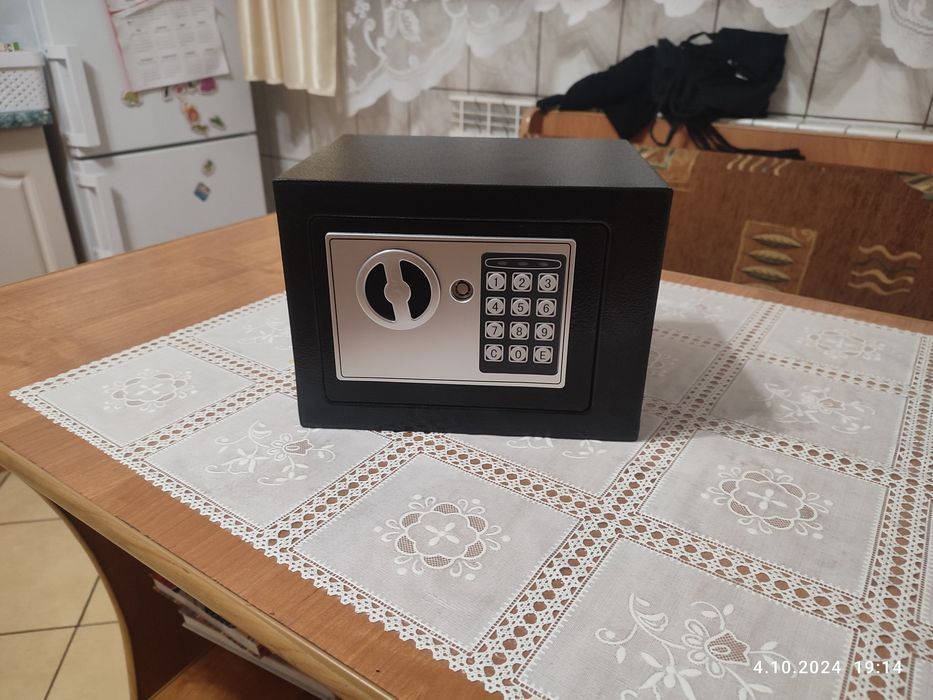 Nowy czarny sejf z kluczykami