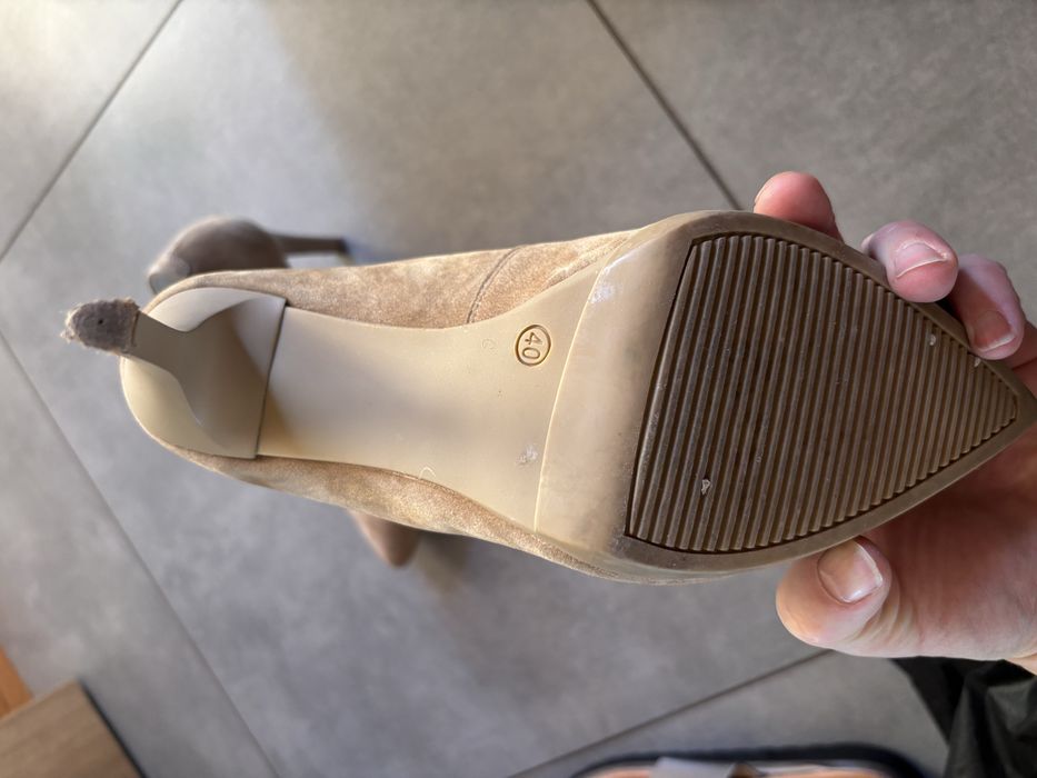Beżowe buty na szpilce