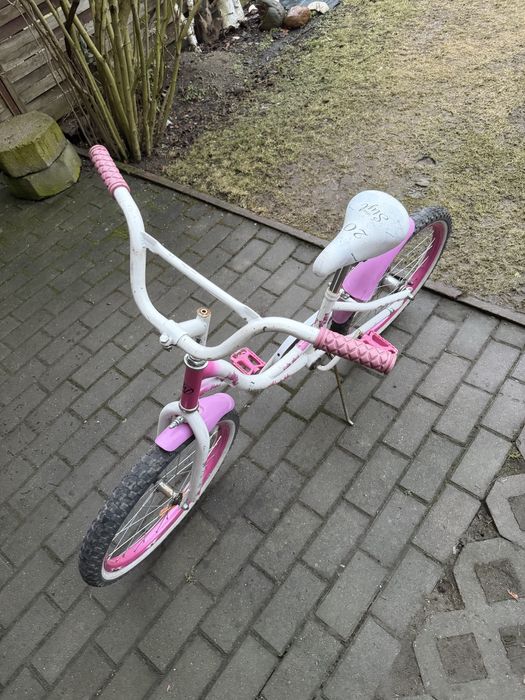 Różowy rower dziecięcy