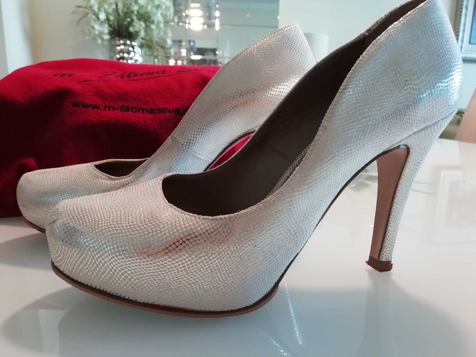 Sapato prateado elegante