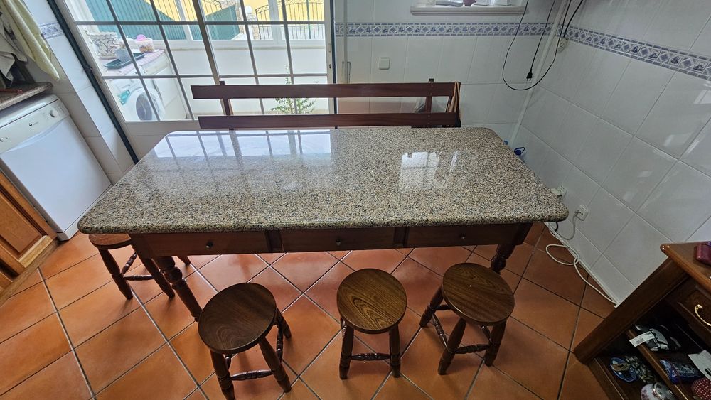 Mesa de cozinha rústica com granito + bancos e cadeira corrida