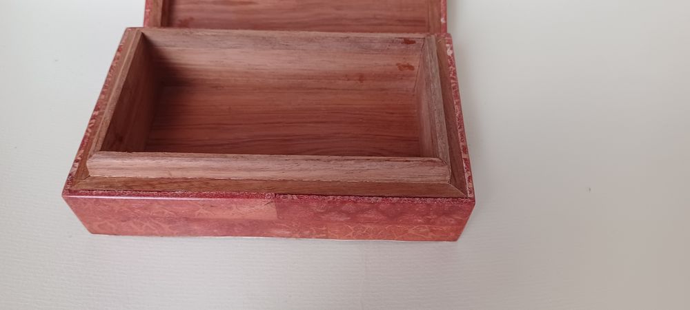Szkatułka z korala. 13,5x8x4,5 cm.