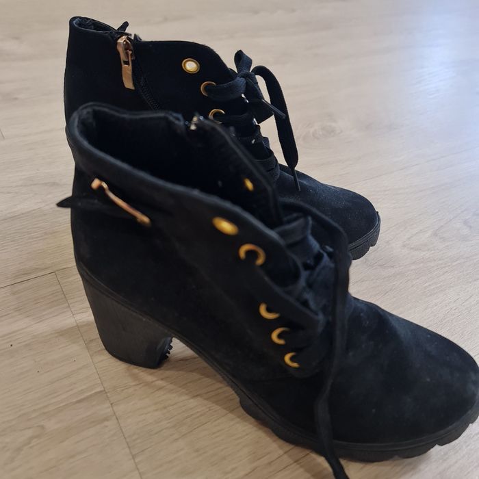 Bota com salto pequeno, preta