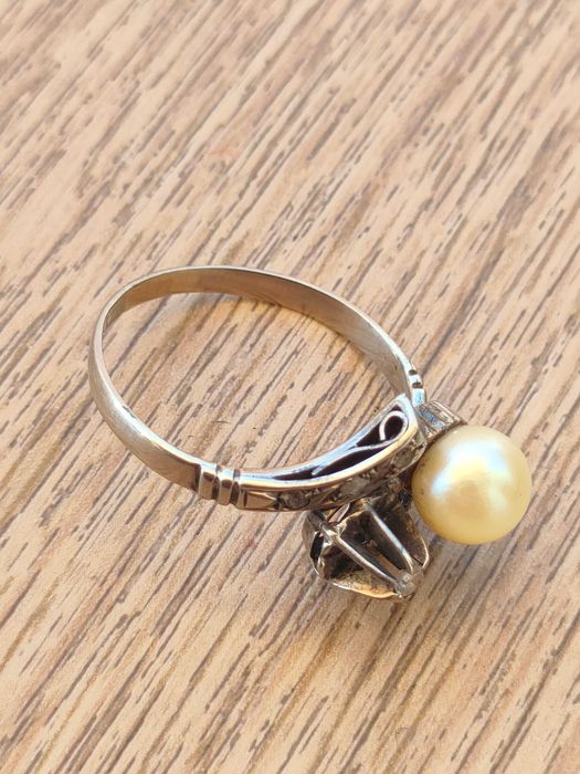 Anel de noivado antigo