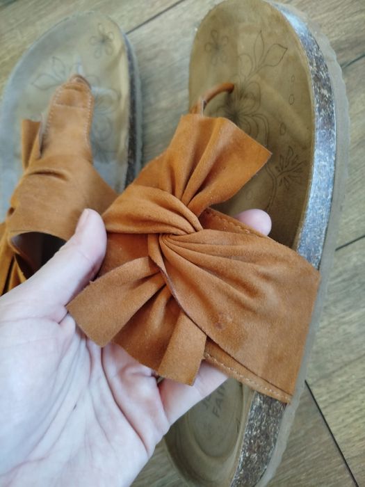 Zamszowe klapki japonki