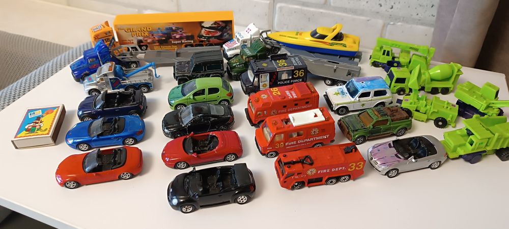 Модельки машинок маленькие.