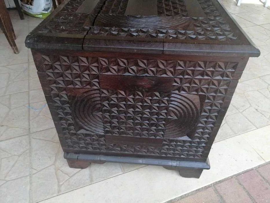 Móvel - Antiga Arca / Mala / Baú em talha madeira maciça sucupira