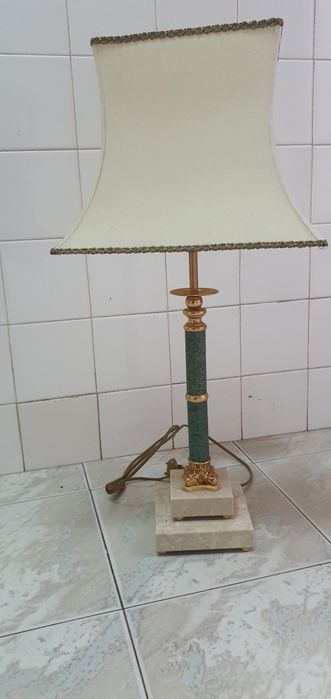 Candeeiro com pé  em Mármore