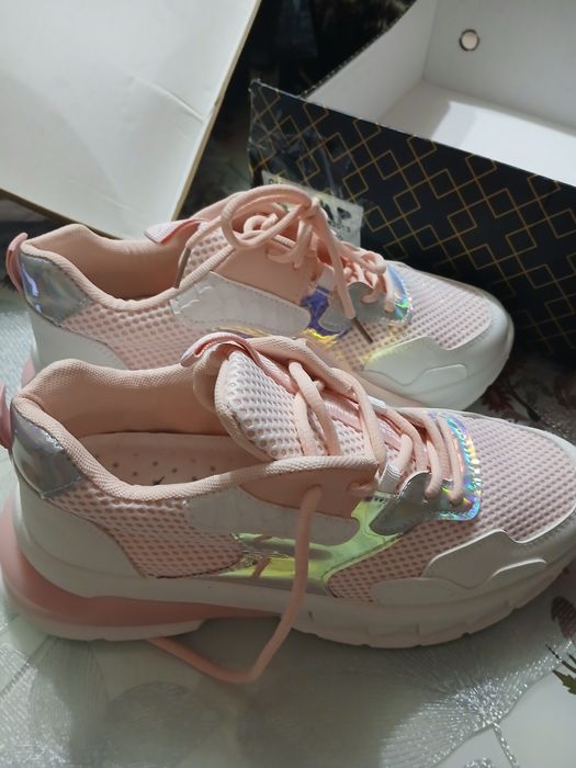 Женские кроссовки. Новые.