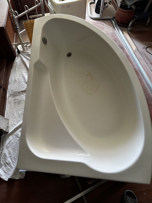 Большая угловая акриловая ванна (асимметричная) + каркас