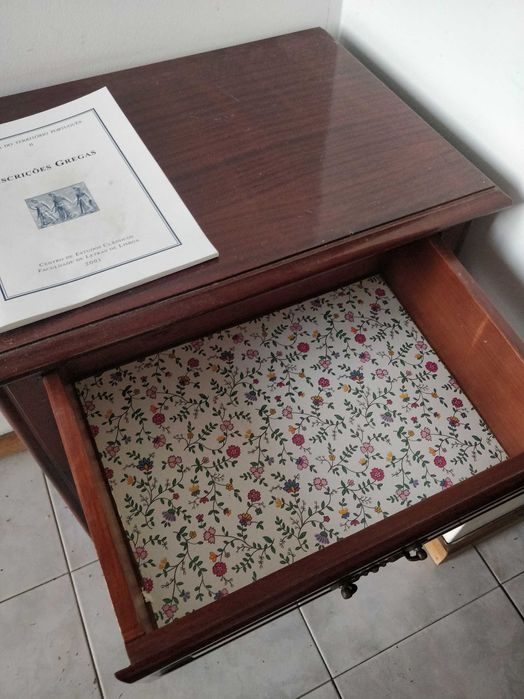 Cómoda em madeira maciça e envernizada