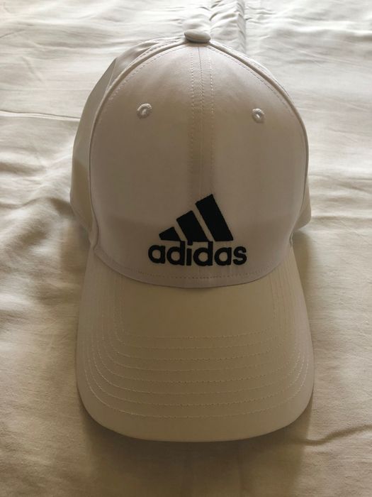 Chapéu branco (Adidas)