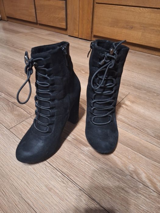 Buty na obcasie r.35