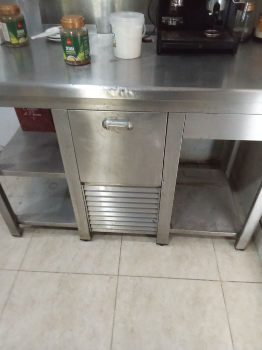 Venda de bancadas em inoxnox e mesas com cadeiras nox