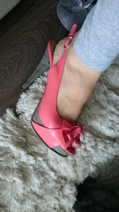 Malinowe skorzane szpilki