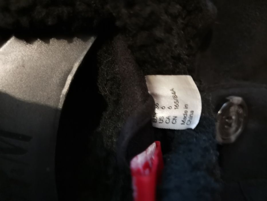 Czarny krótki płaszcz