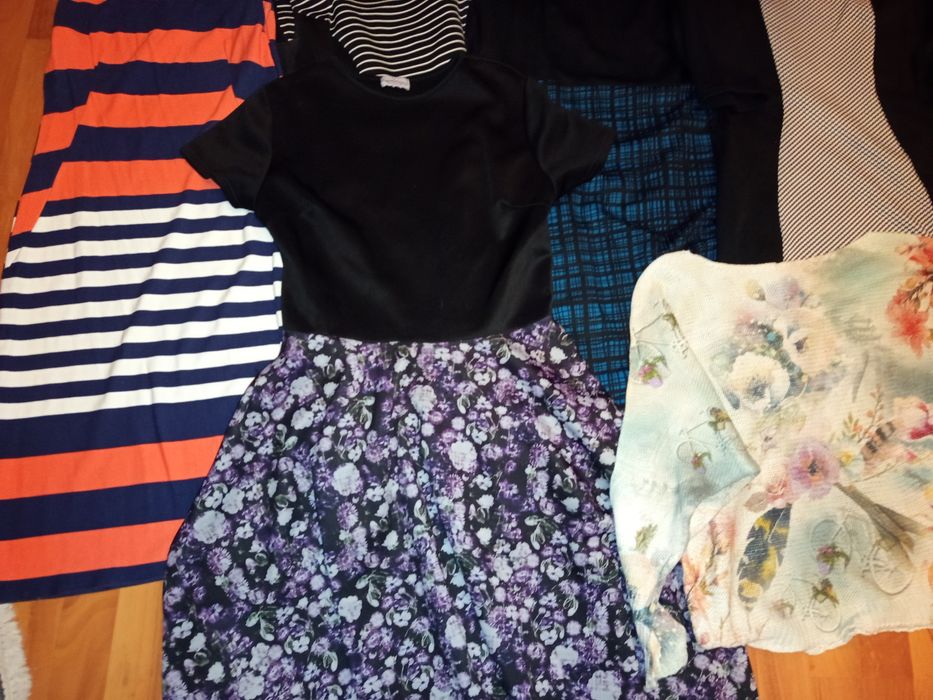 Oddam za darmo zestaw damskich sukienek L