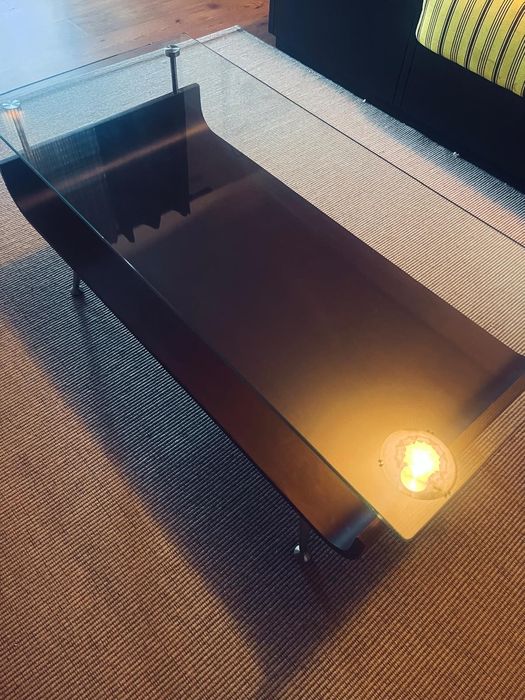 Mesa de vidro e madeira