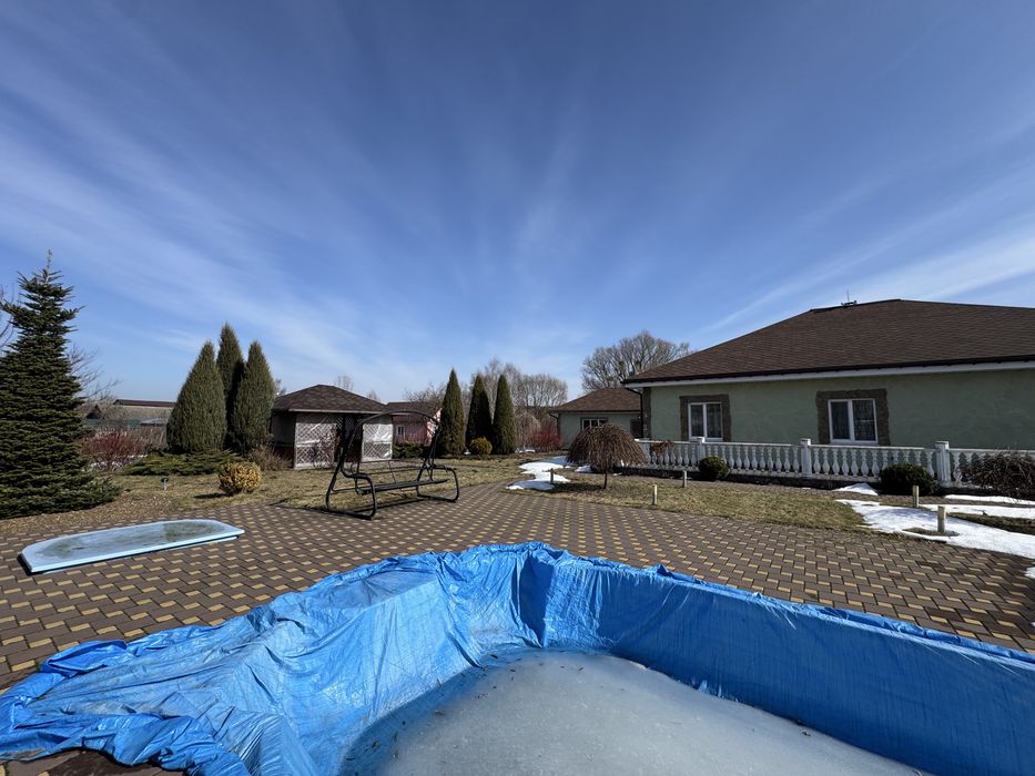 Продаж сучасного будинку з басейном