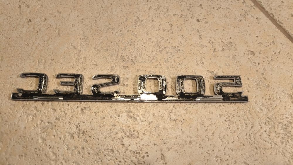 Emblemat 500 SEC Mercedes prosty w stanie idealnym ładny chrom znaczek