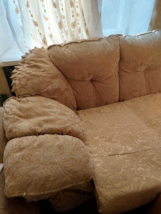 Розкладний диван з кріслами. З дорогого набору .