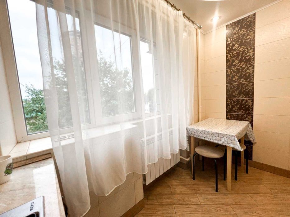 Бульвар Лесі Українки 28, 1к, метро Печерська 3 хв, подобово/погодинно