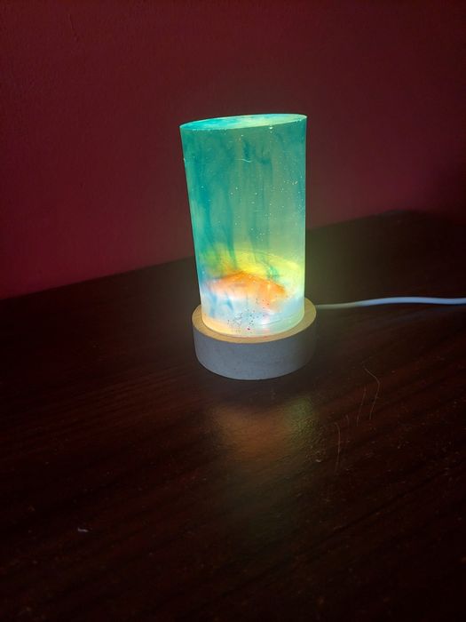 Lampka nocna z żywicy epoksydowej
