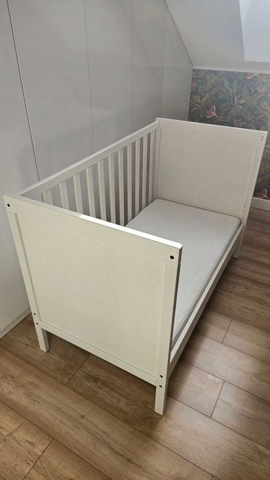 Łóżeczko dziecięce Ikea Sundvik z regulacją wysokości i materacem
