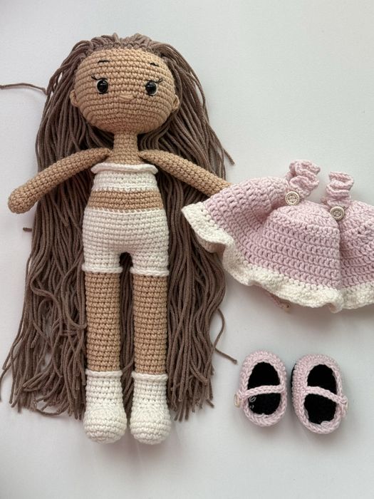 Ręcznie robiona lalka szydełkowa