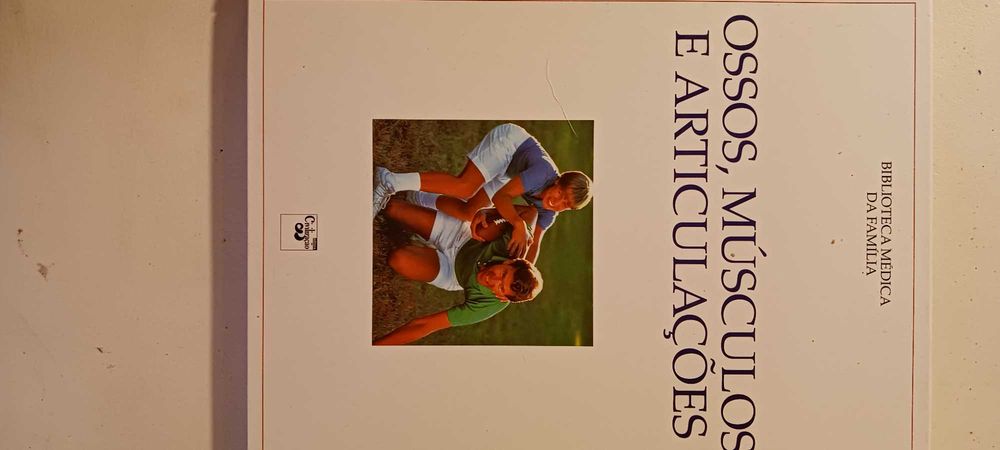 Vários livros de diferentes temáticas e 2 enciclopédias médicas.