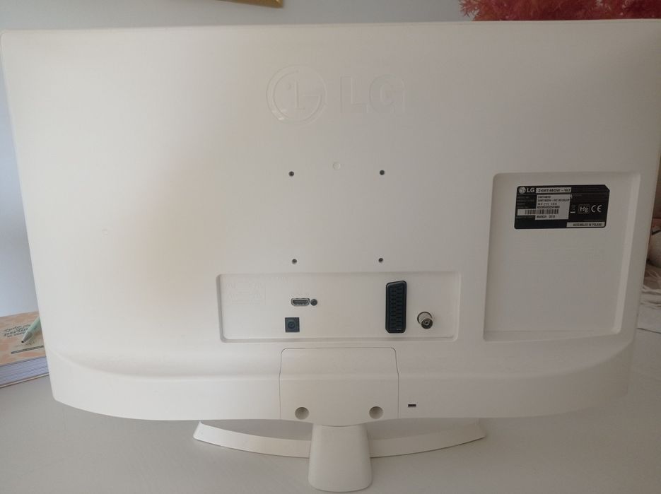 TV LED with White Background64171303334146123