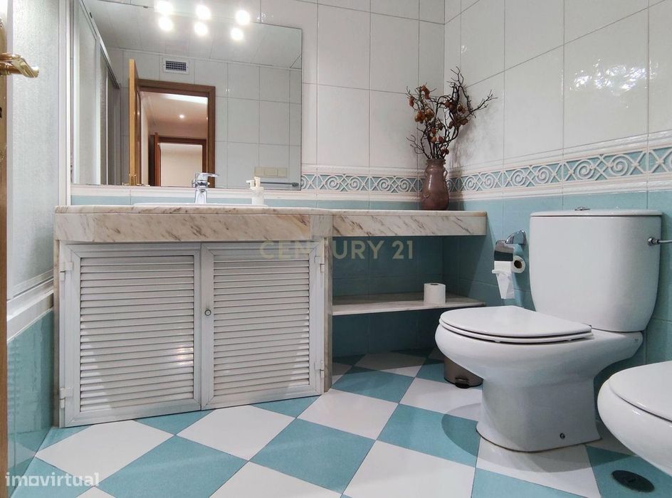 Amplo apartamento de 3 quartos com varandas panorâmicas em Almada, em