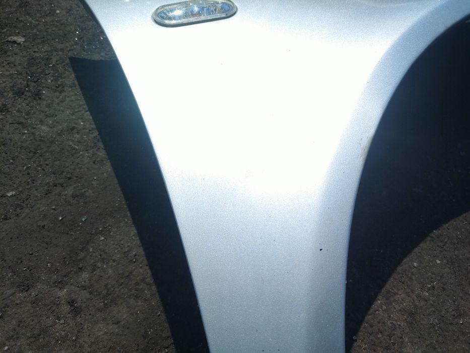 Volkswagen Golf 4 IV błotnik prawy przód srebrny