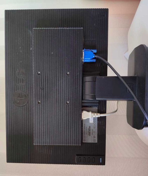 Monitor LG 19" + webcam 1080p+Teclado Microsoft+ colunas