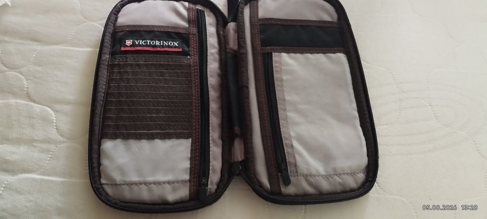 Барсетка червоний Victorinox Travel
