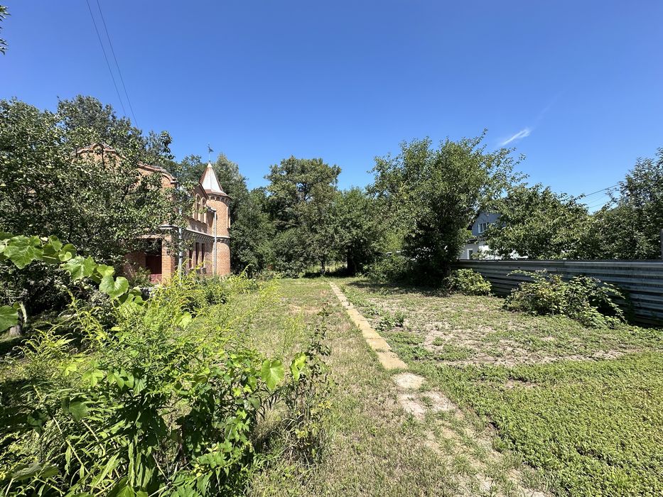 Продається ділянка 0.5 га з 3-ма окремими будинкам