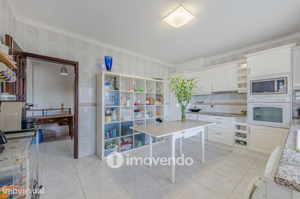 Moradia T4, com áreas amplas e jardim, em Faro