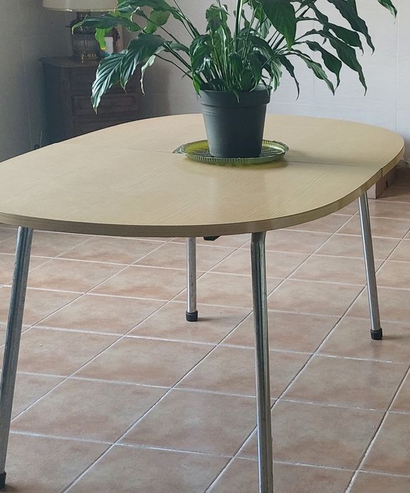 Mesa de fórmica  robusta. Pode ser extensívels