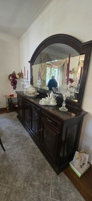 Conjunto de sala (cadeiras, mesa e aparador)
