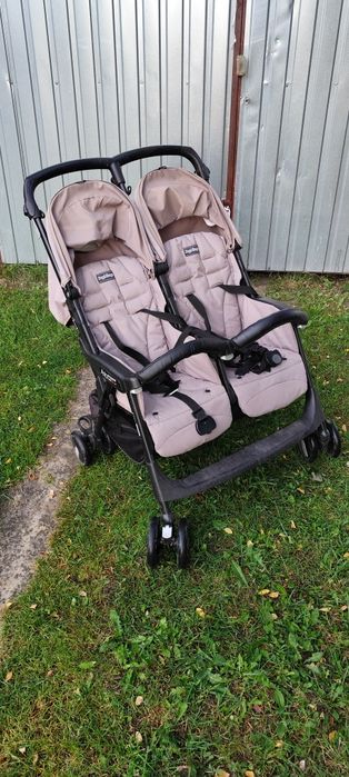 Wózek spacerowy dla bliźniaków, dzieci rok po roku