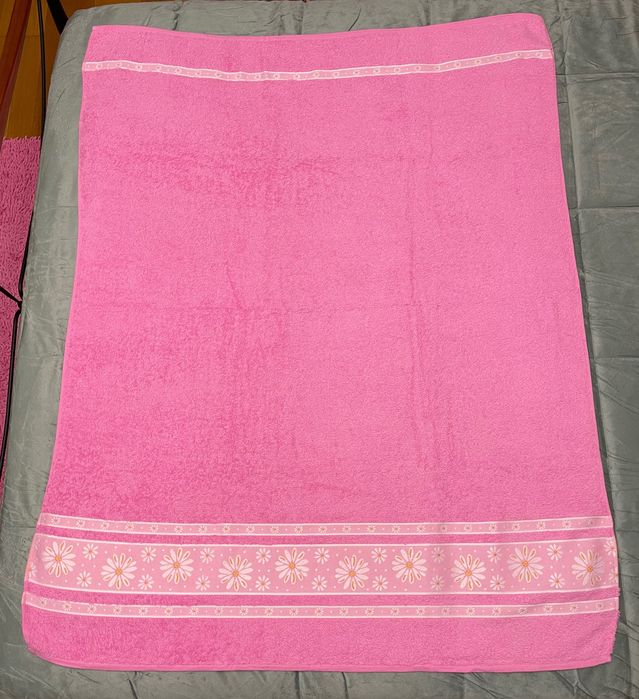 Conjunto de banho cor de rosa com detalhes de flores