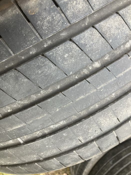 Goodyear 235/40/19. llato