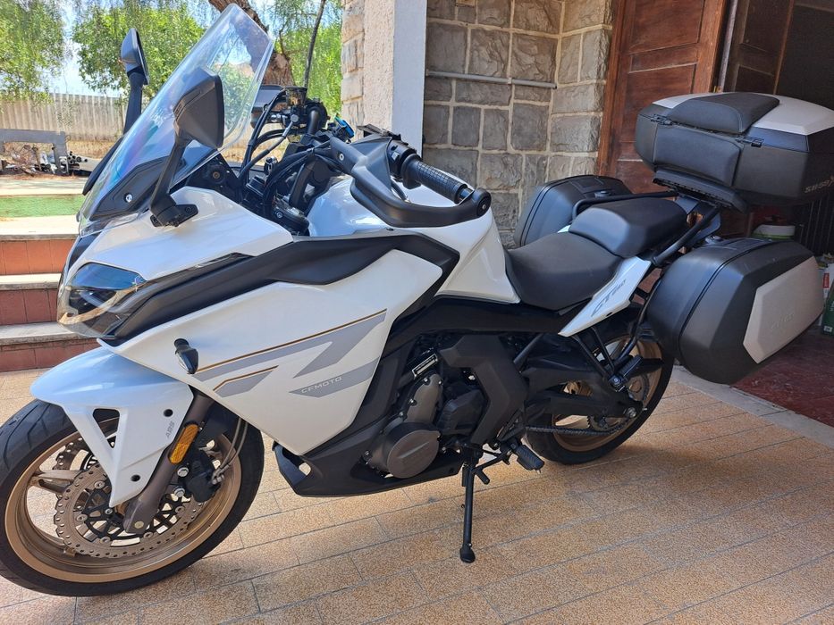 CF Moto 650 GT com malas e top case