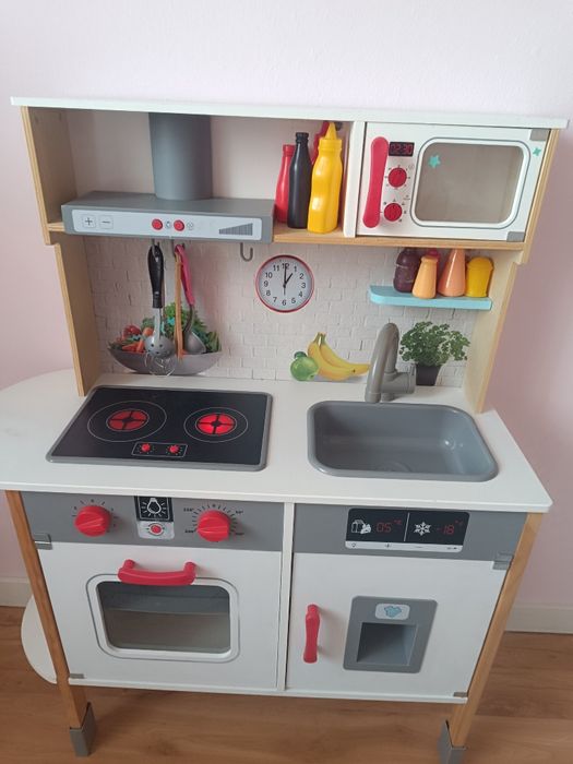 Drewniana kuchenka z akcesoriami